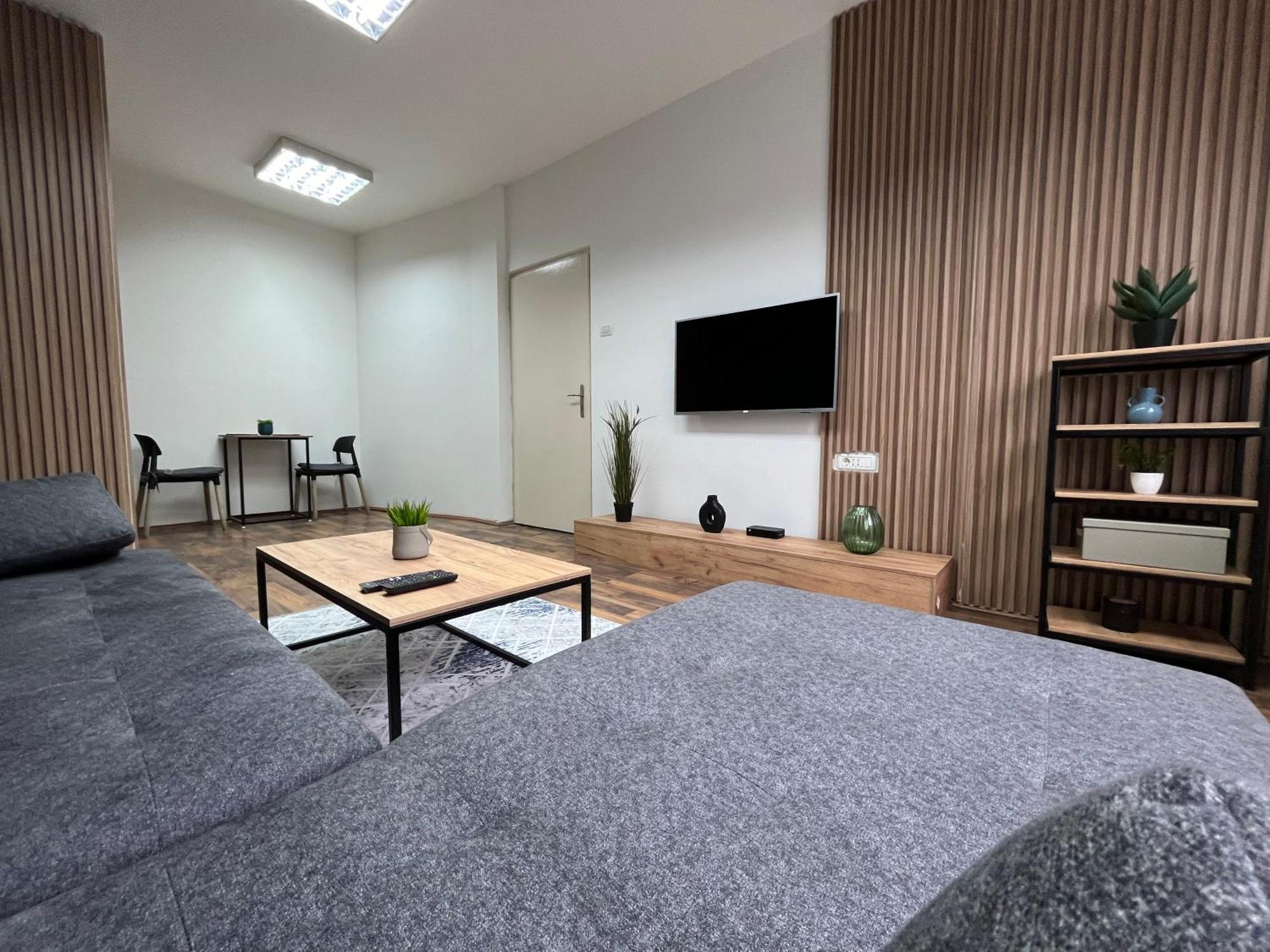 Central M - 5 Apartments Skopje Bagian luar foto