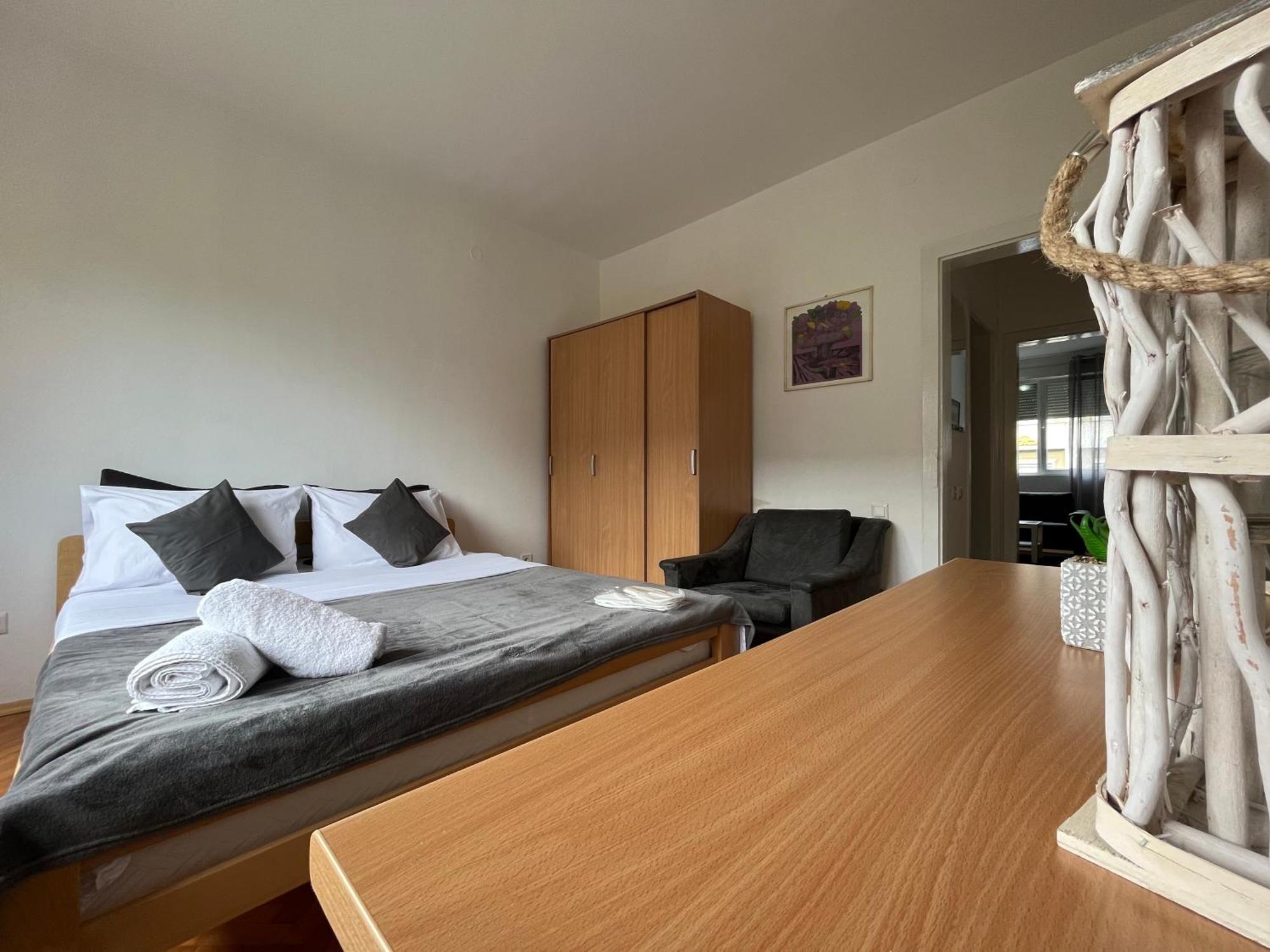 Central M - 5 Apartments Skopje Bagian luar foto