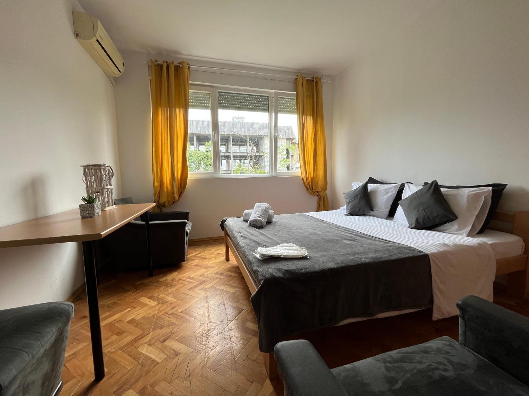 Central M - 5 Apartments Skopje Bagian luar foto