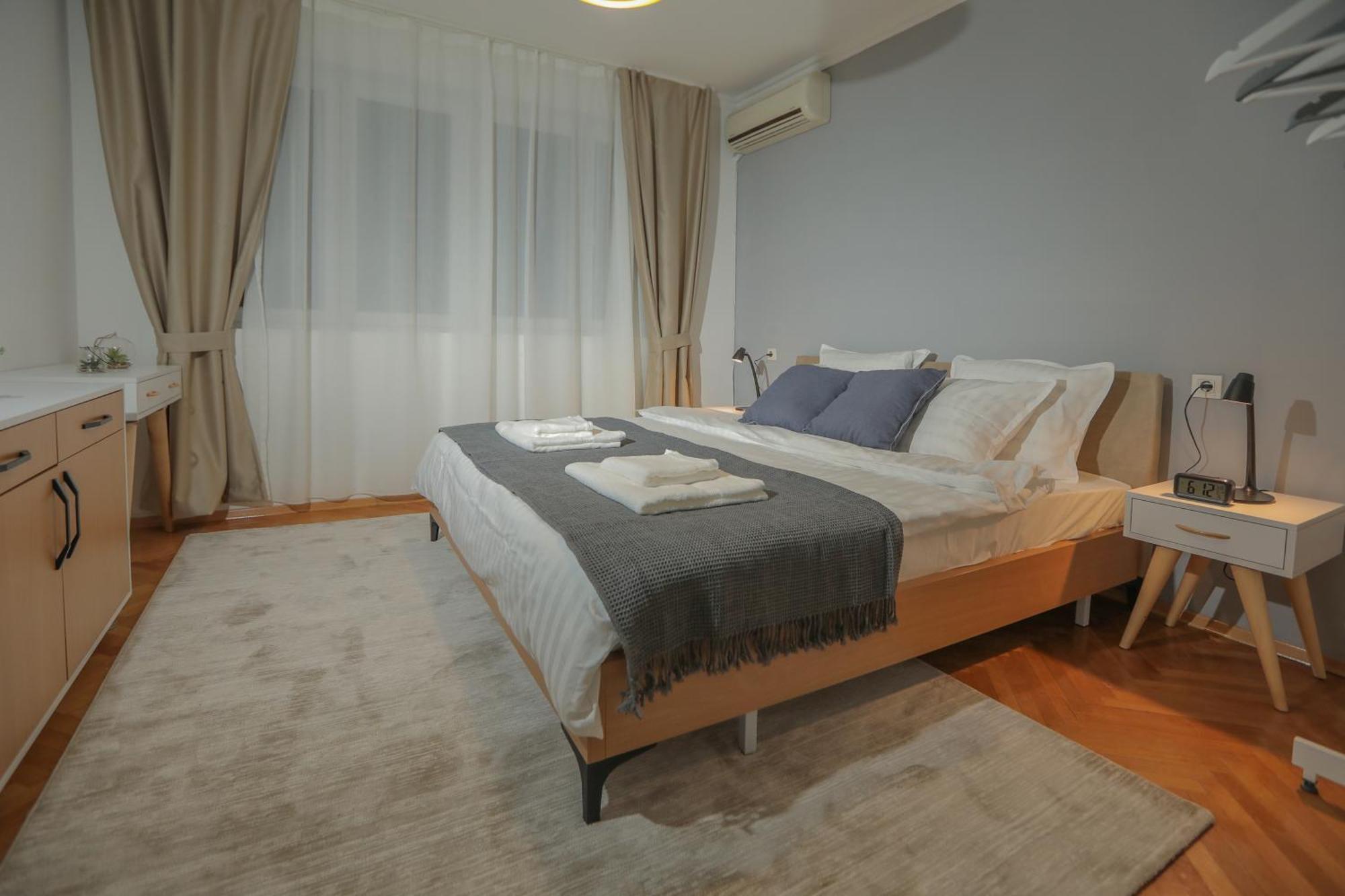 Central M - 5 Apartments Skopje Bagian luar foto