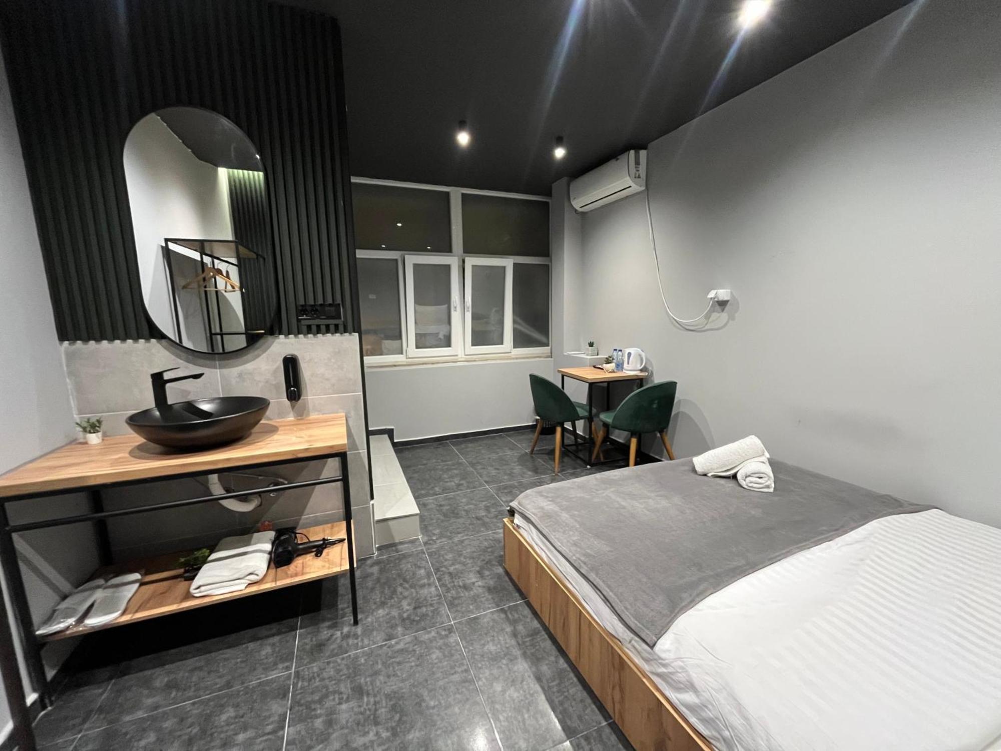 Central M - 5 Apartments Skopje Bagian luar foto